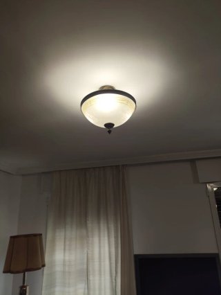 Lámpara de techo dorada y blanca
