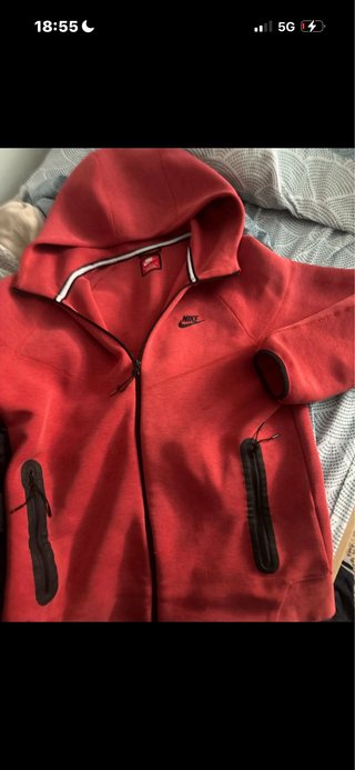 Sudadera Nike con capucha roja