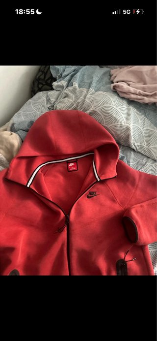 Sudadera Nike con capucha roja