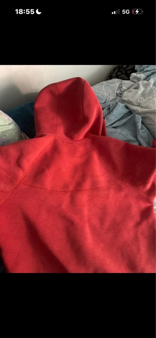 Sudadera Nike con capucha roja