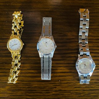 Solo reloj dorado