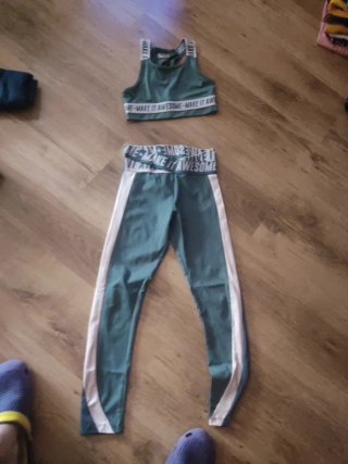 Conjunto deportivo verde y blanco