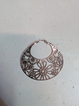 Pendiente aro plateado con diseño floral