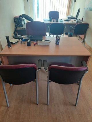 Escritorio madera y metal con sillas