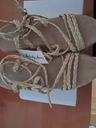 Sandalias beige con plataforma y tacon