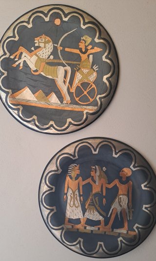 Piatti decorativi da parete egizi in metallo