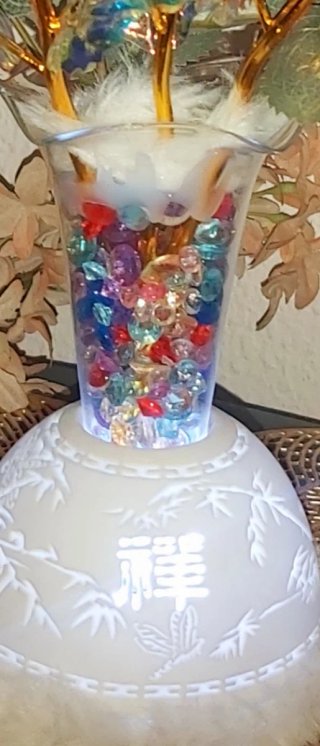 Jarrón cristal y cerámica con flores y luz