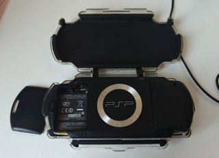 PSP con funda, cargador y 3 juegos
