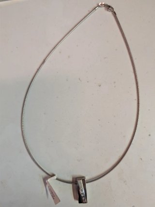 Collar con colgante de acero