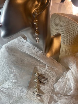 Chal blanco y Pendientes largos perlas y cristal