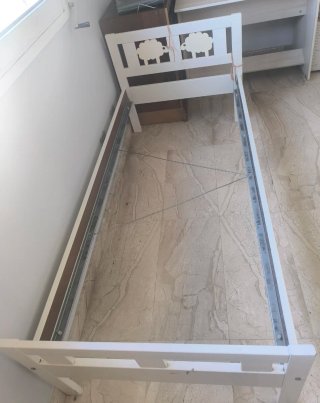 Cama infantil blanca  con somier y colchon