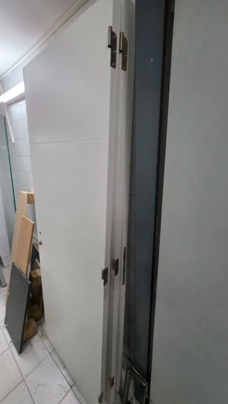 Puerta blanca moderna