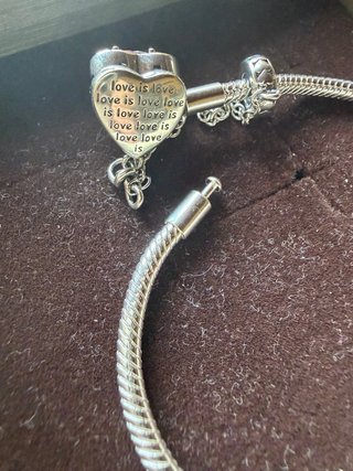 Bracciale in argento con charm a cuore rosa