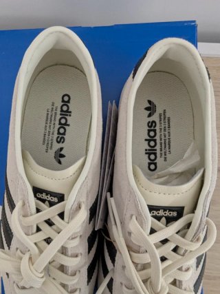 Adidas Tokyo Beige/Negro con factura de compra.