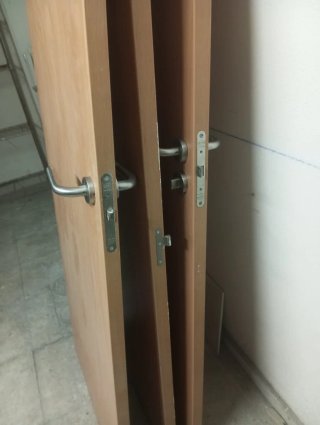 Puerta de madera Solo la puerta...medidas 203/72,3