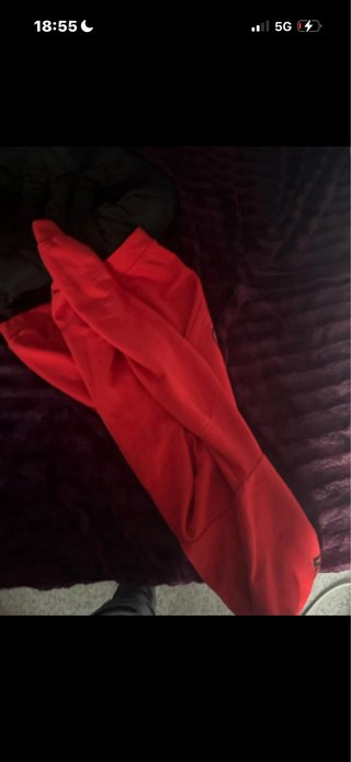 Sudadera Roja con Diseño de Corazón