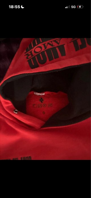 Sudadera Roja con Diseño de Corazón