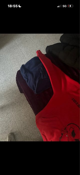Sudadera Roja con Diseño de Corazón