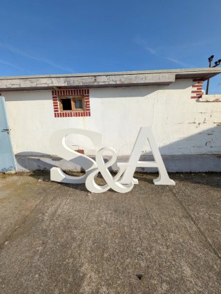 Letras iniciales decorativas boda S & A