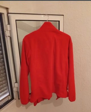 Camiseta lisa roja de trabajo Acciona y Chaqueta