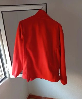 Camiseta lisa roja de trabajo Acciona y Chaqueta