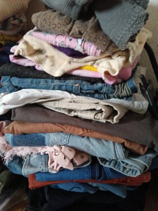 Consegna di abbigliamento e 20 appendiabiti a pinza