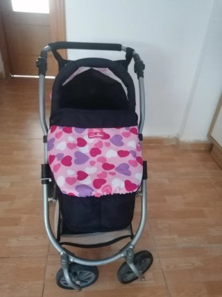 Carrito de muñecas con estampado de corazones
