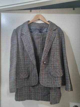 Traje de chaqueta y falda a cuadros