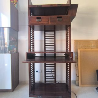 Escritorio de madera marrón