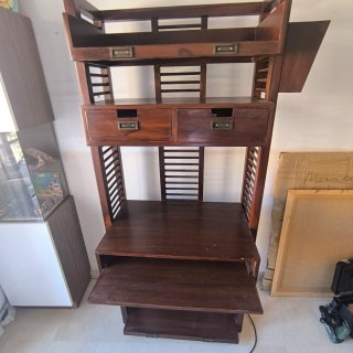 Escritorio de madera marrón