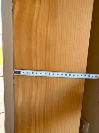 Estantería alta de madera con baldas ajustables