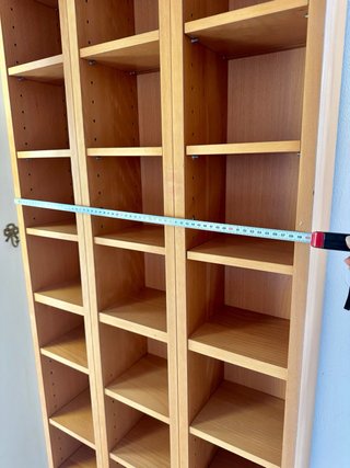 Estantería alta de madera con baldas ajustables
