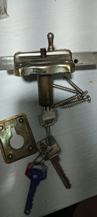 Cerrojo de seguridad con llaves y placa