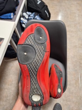 Adidas Harden Vol. 8 Rojas y Negras