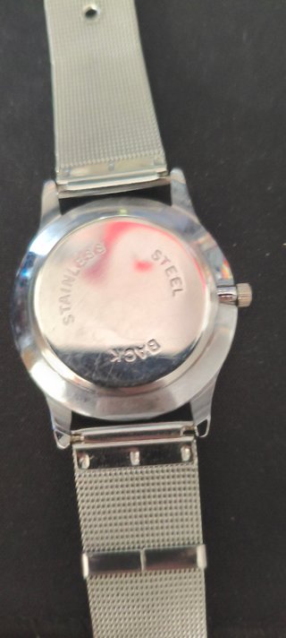 Reloj de pulsera plateado