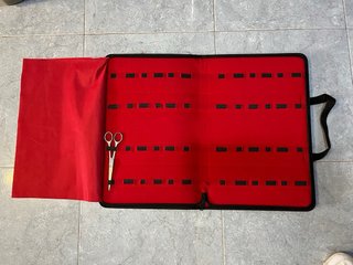 Porta tijeras negro con logo