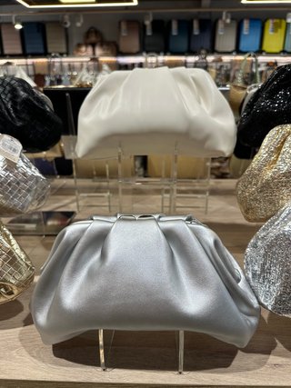 Bolso de fiesta blanco y plateado