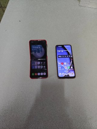 Samsung Z Flip 5 Rojo y OPPO Reno 7