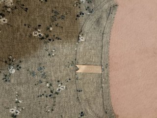 PIJAMA GRIS CON ESTAMPADO DE FLORES
