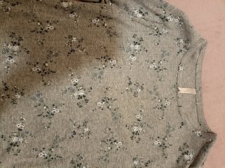 PIJAMA GRIS CON ESTAMPADO DE FLORES