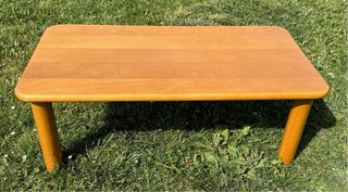 2 Mesas bajas, 1 aluminio y cristal. Otra madera.