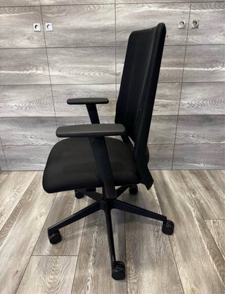 Silla de oficina ergonómica negra