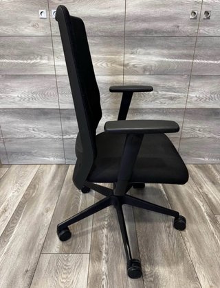Silla de oficina ergonómica negra