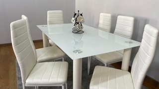 Mesa salón moderna con 6 sillas blancas