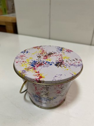 Cubos decorativos de latón con flores