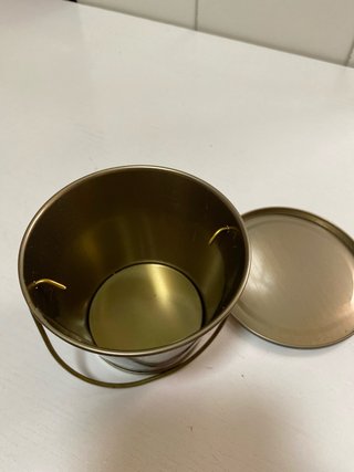 Cubos decorativos de latón con flores