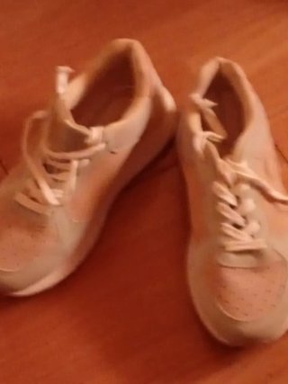 Tenis blancos y rosas