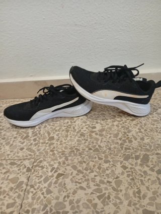 Zapatillas Puma Negras y Blancas