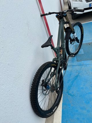 Bicicleta commencale Supreme DH v4