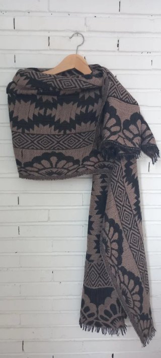 Bufanda o chal motivos geométricos de Trucco